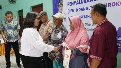 j Wali Kota Kediri Zanariah menyalurkan Bantuan Pangan Non Tunai Daerah (BPNTD), Jumat (6/9). Bantuan ini bersumber dari Dana Bagi Hasil Cukai Hasil Tembakau (DBHCHT) Kota Kediri dan serentak dilakukan di tiga kecamatan