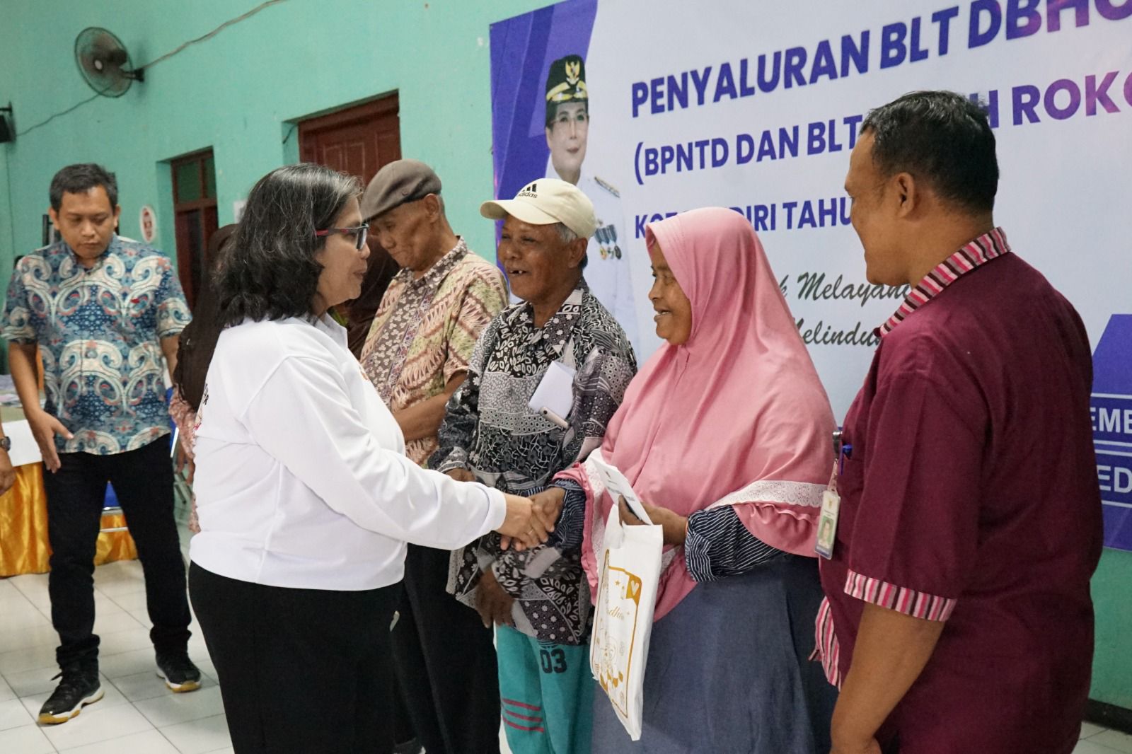 j Wali Kota Kediri Zanariah menyalurkan Bantuan Pangan Non Tunai Daerah (BPNTD), Jumat (6/9). Bantuan ini bersumber dari Dana Bagi Hasil Cukai Hasil Tembakau (DBHCHT) Kota Kediri dan serentak dilakukan di tiga kecamatan