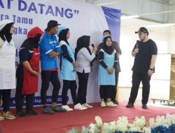 Salurkan BLT DBHCHT, Mas Dhito Disambut Antusiasme Ribuan Buruh Pabrik SKT Pare