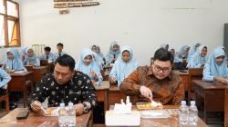 Dipimpin Doa Siswa kelas XII, Bupati Dhito Ikut Coba Makan Siang Bergizi