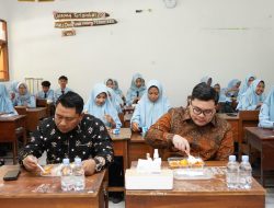 Dipimpin Doa Siswa kelas XII, Bupati Dhito Ikut Coba Makan Siang Bergizi