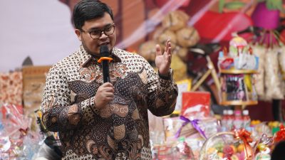 Mas Dhito Buka Lelang Hasil Bumi di Perayaan Undhuh -Undhuh GKJW Segaran