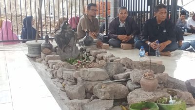 Ngopi Budaya, Mengungkap Sejarah Kelurahan Burengan di Pemakaman Mbah Bureng