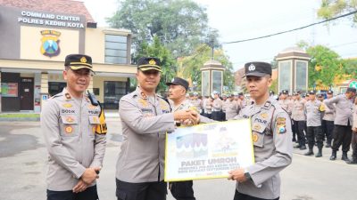 Berprestasi, Dua Personel Polres Kediri Kota Dapat Reward Umroh, Salah Satunya Bhabinkamtibmas Kelurahan Dermo, Langsung Sujud Syukur