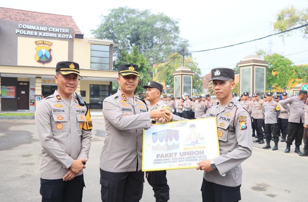 Berprestasi, Dua Personel Polres Kediri Kota Dapat Reward Umroh, Salah Satunya Bhabinkamtibmas Kelurahan Dermo, Langsung Sujud Syukur