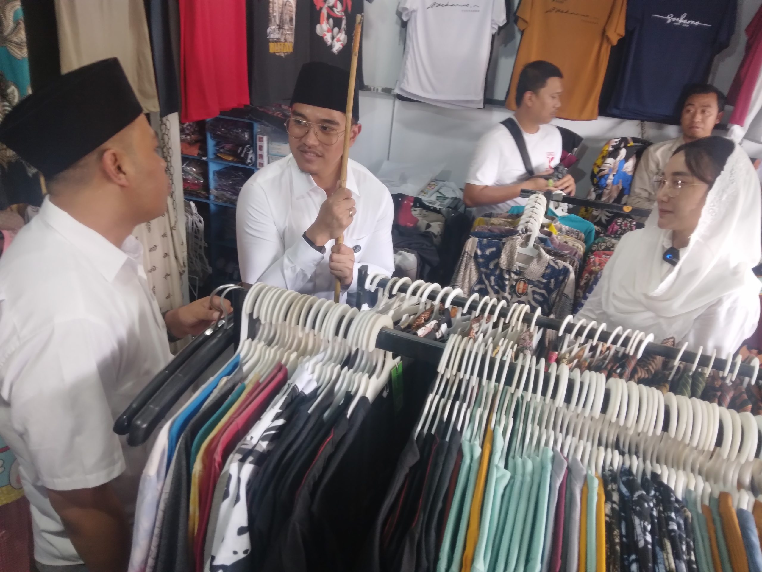 Kaesang Ziarah ke Makam Bung Karno di Blitar, Borong Kaos Gambar Bung Karno