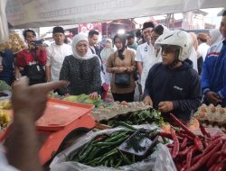 Sapa Pedagang Pasar Templek Kota Blitar, Khofifah Borong Kangkung dan Cabai