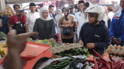 Sapa Pedagang Pasar Templek Kota Blitar, Khofifah Borong Kangkung dan Cabai