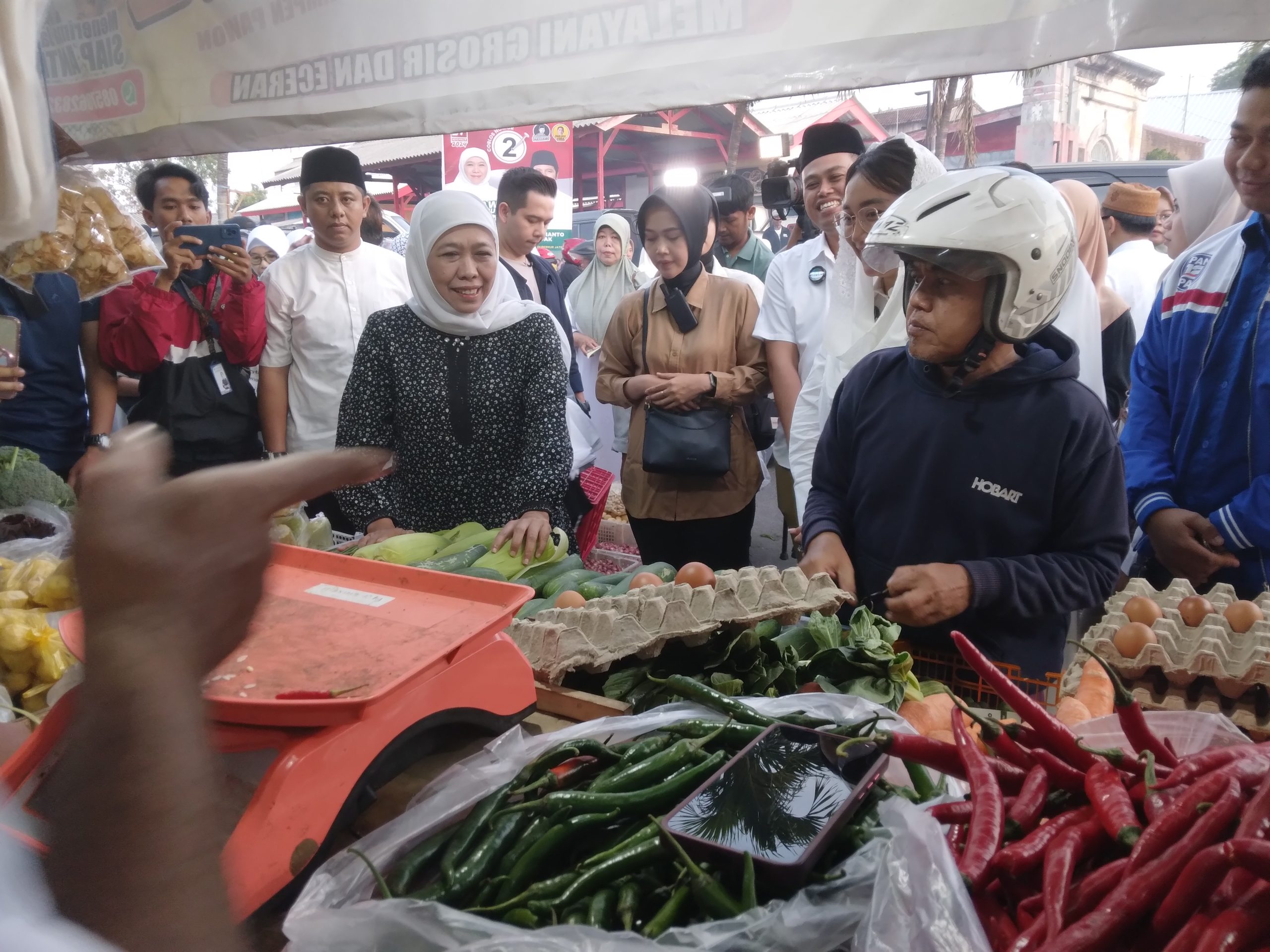 Sapa Pedagang Pasar Templek Kota Blitar, Khofifah Borong Kangkung dan Cabai