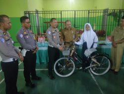 Satlantas Polres Blitar Kota Antar dan Bantu Nur Esa ke Sekolah