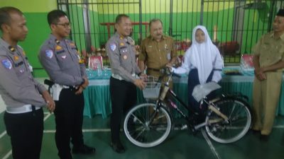 Satlantas Polres Blitar Kota Antar dan Bantu Nur Esa ke Sekolah