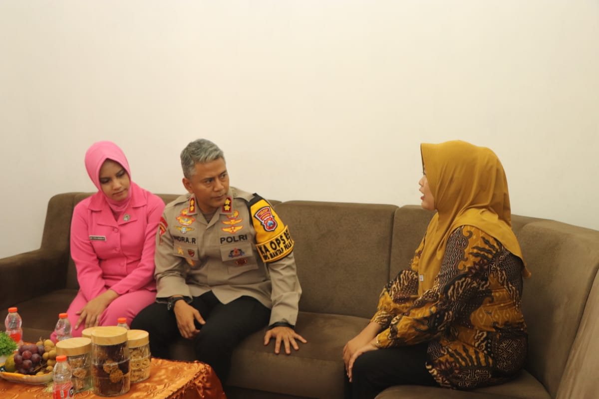 Kapolres Trenggalek Sambangi Rumah Korban Tragedi Kanjuruhan, Berikan Dukungan kepada Keluarga Fajar Yoyok Pujiono