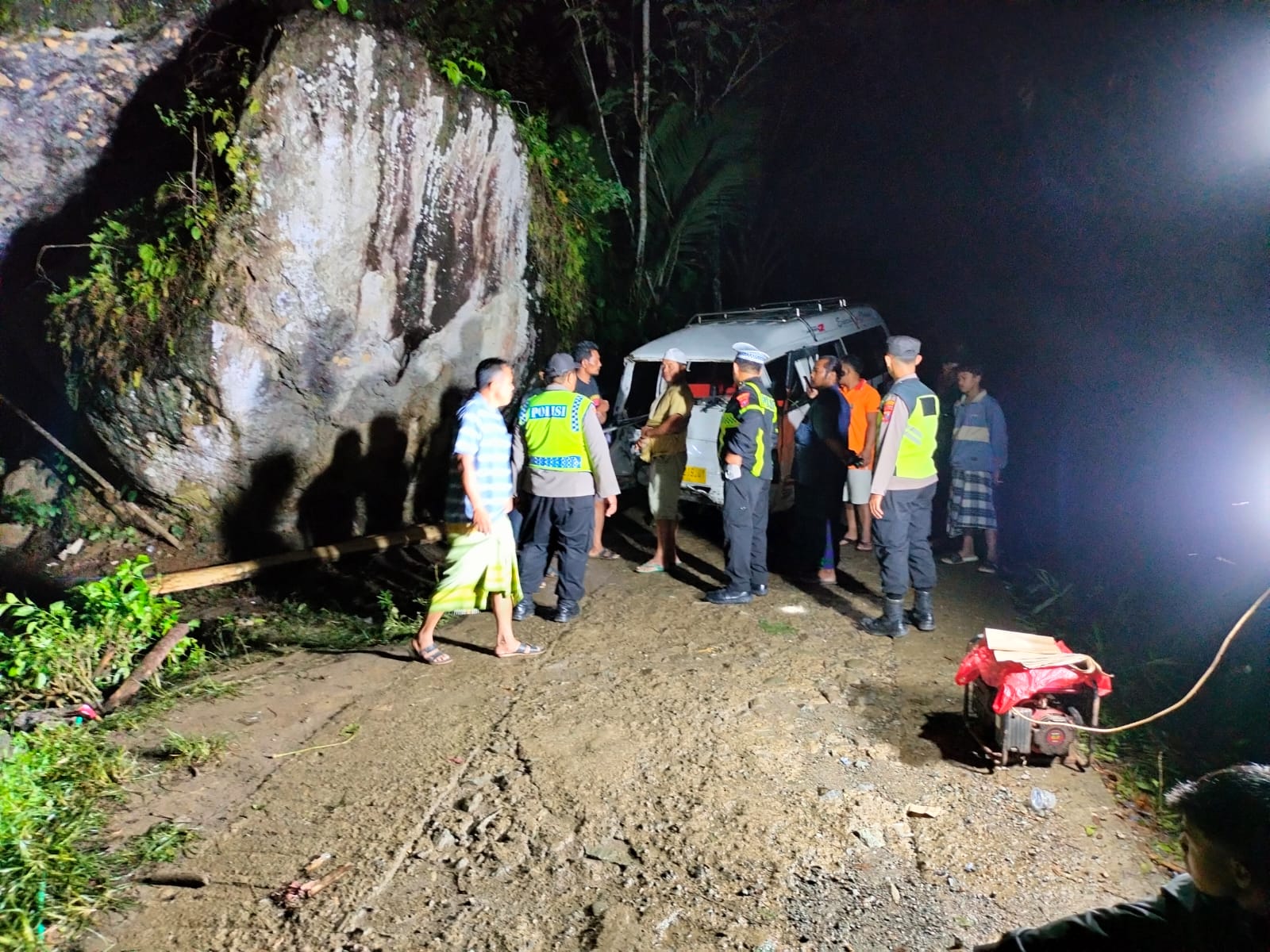 Mobil Rombongan Besan Mantenan di Trenggalek Terperosok ke Sungai, Begini Kronologinya