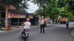 Petugas saat mengatur rambu-rambu lalu lintas (angga/