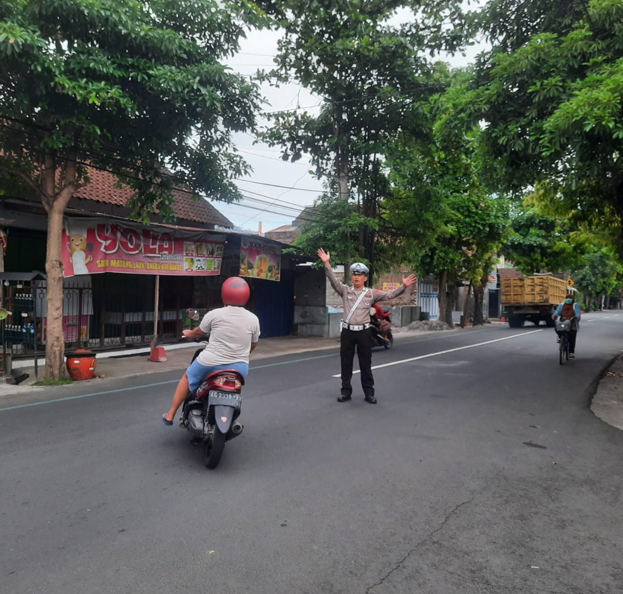 Petugas saat mengatur rambu-rambu lalu lintas (angga/