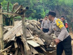 Rumah Warga Trenggalek Ambruk Usai Dua Jam Dilanda Hujan Lebat