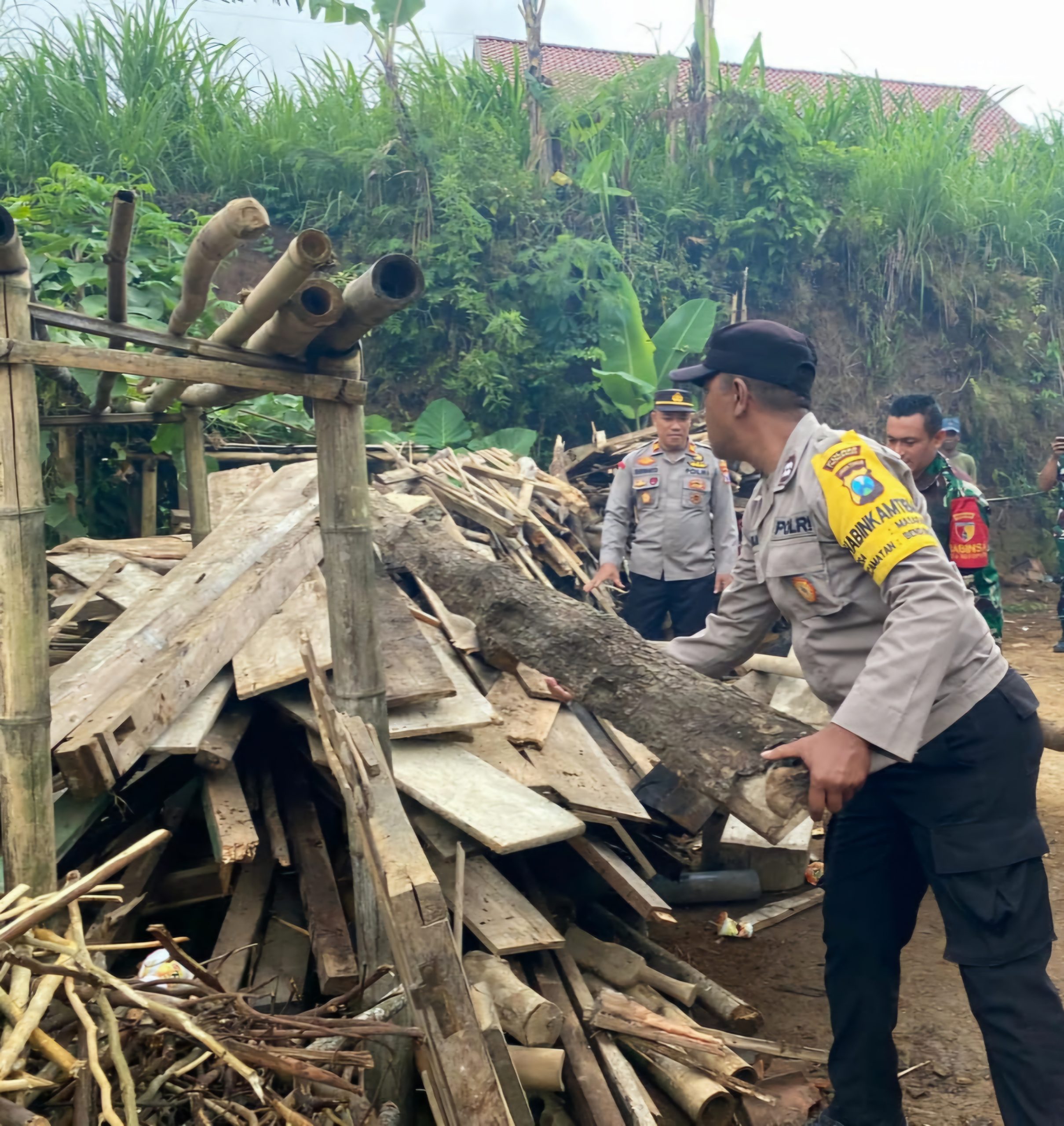 Rumah Warga Trenggalek Ambruk Usai Dua Jam Dilanda Hujan Lebat