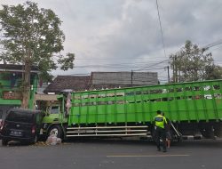 Kronologi Kecelakaan Truk Hantam Mobil Grandmax Akibat Ban Meletus di Kediri