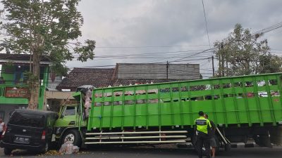 Kronologi Kecelakaan Truk Hantam Mobil Grandmax Akibat Ban Meletus di Kediri