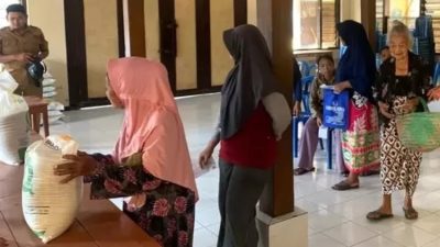 Warga KPM Terima bantuan cadangan pangan berupa beras di Kabupaten Kediri (bakti