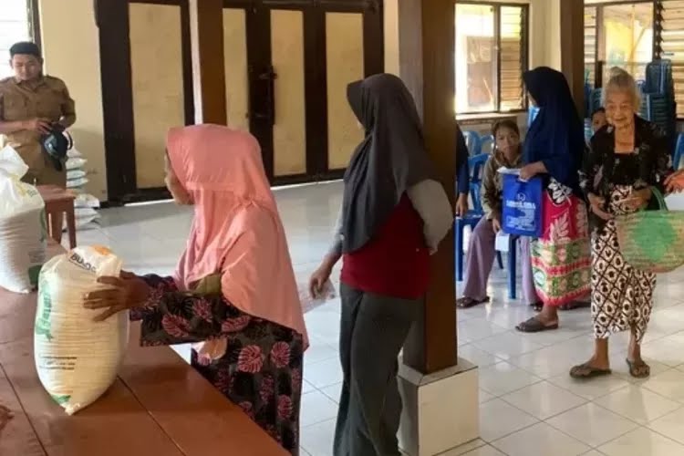 Warga KPM Terima bantuan cadangan pangan berupa beras di Kabupaten Kediri (bakti