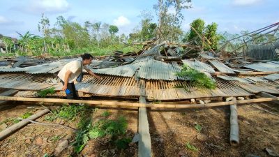 Cuaca Ekstrem, Hujan Lebat Disertai Angin Kencang di Blitar Akibatkan Belasan Rumah Rusak, 1 Nenek Terluka