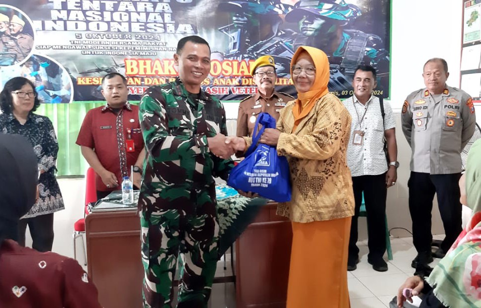 Sambut HUT TNI Ke-79, Koramil 0809/11 Pare Gelar Baksos