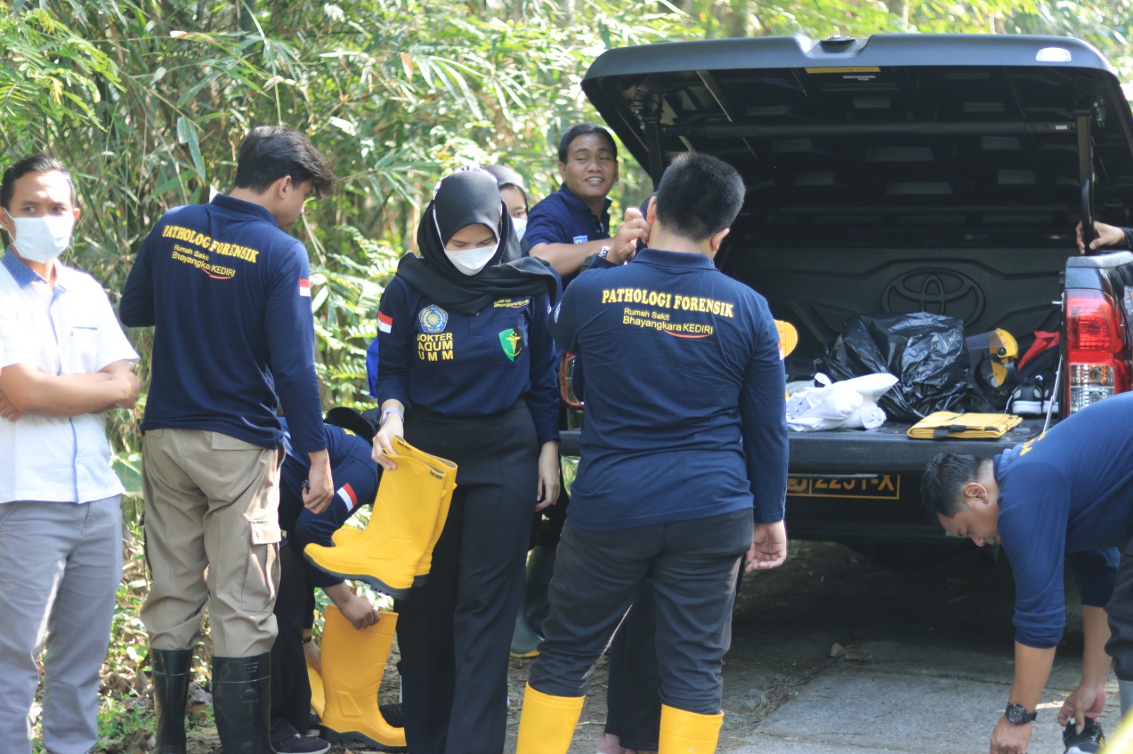 Sudah Periksa 22 Saksi, Polisi Belum Tetapkan Tersangka Kasus Dugaan Pelemparan Kayu Berpaku di Desa Bacem, Kecamatan Ponggok Blitar, Memo - Polisi terus mengusut kasus kematian MKAA (14), santri di Pondok Pesantren Al-Mahmud yang tewas diduga dilempar kayu berpaku. Meski sudah memeriksa 22 saksi, hingga kini belum menetapkan tersangka. Hal itu diungkapkan Wakapolres Blitar Kota Kompol I Gede Suartika. Dia mengakui belum ada tersangka karena saat ini penyidikan masih berlangsung. "Belum ada penetapan tersangka. Masih disidik," kata I Gede Suartika, Senin (07/10). Dia mengatakan untuk menetapkan tersangka polisi masih membutuhkan proses terakhir. Yakni gelar perkara. Pada sesi ini polisi bakal menjlentrehkan awal penyelidikan hingga akhirmya menjadi penyidikan. Termasuk di antaranya barang bukti dan alat bukti. "Nanti ada gelar perkara," katanya. Dia menambahkan, sebanyak 22 saksi banyak ragam. Mulai dari pengurus pondok, keluarga korban, rumah sakit yang sempat merawat MKAA. Termasuk di antaranya terduga pelaku atau oknum guru. Bahkan jika memungkinkan, saksi bakal bertambah. "Semua tergantung kondisi. Bisa jadi bertambah," katanya. Seperti diketahui, kekerasan kembali terjadi di wilayah Kabupaten Blitar. Pelajar MTs tewas usai dilempar kayu berpaku dan menancap di kepala. Informasi yang berhasil dihimpun kejadian sekitar seminggu lebih. Hanya saja baru tercium warga beberapa hari lalu. Polisi pun akhirnya bergerak dengan meminta keterangan sejumlah saksi. Mulai pengurus sekolah, oknum guru hingga keluarga korban. Termasuk rumah sakit yang menangani. Pelajar yang menjadi korban dugaan kekerasan itu adalah MKAA (14) warga Desa Dadaplangu, Kecamatan Ponggok, Kabupaten Blitar. Sementara oknum guru adalah MUA, yang sehari-hari mengajar di MTs swasta plus di Desa Bacem, Kecamatan Ponggok. MTs ini adalah sekolah favorit yang dikelola oleh sebuah yayasan. Dugaan penganiayaan itu berawal pada ketika oknum guru mendapati korban yang masih nongkrong. Padahal saat itu sudah waktunya salat dhuha. Nongkrong itu ada yang main badminton dan lain sebagainya. Awalnya diminta beranjak tetapi tak direspon. Akhirnya oknum guru emosi. Puncaknya spontan melempar kayu dan mengenai kepala korban. Fatalnya kayunya ada paku. Begitu mendapati korban tak bergerak, sejumlah siswa lain panik. Oleh guru dan pengurus sekolah dibawa ke RSUD Srengat, Kabupaten Blitar. Tetapi ternyata karena parah, angkat tangan. Hingga akhirnya beberapa hari kemudian, dirujuk ke RSUD di Kabupaten Kediri. Tetapi ternyata nyawanya sudah tak tertolong. (ZiZ)