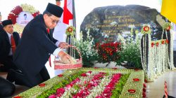 Pj Gubernur Adhy Karyono Ziarah dan Tabur Bunga di Makam Bung Karno Jelang HUT Pemprov Jatim