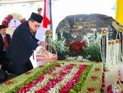 Pj Gubernur Adhy Karyono Ziarah dan Tabur Bunga di Makam Bung Karno Jelang HUT Pemprov Jatim