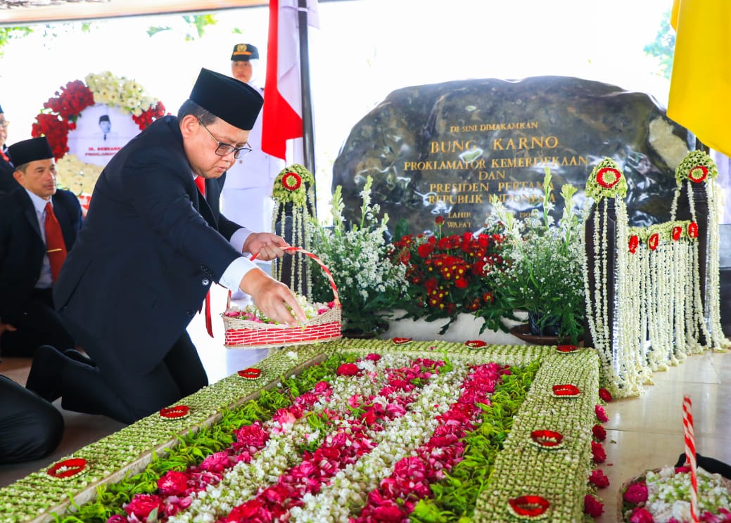 Pj Gubernur Adhy Karyono Ziarah dan Tabur Bunga di Makam Bung Karno Jelang HUT Pemprov Jatim