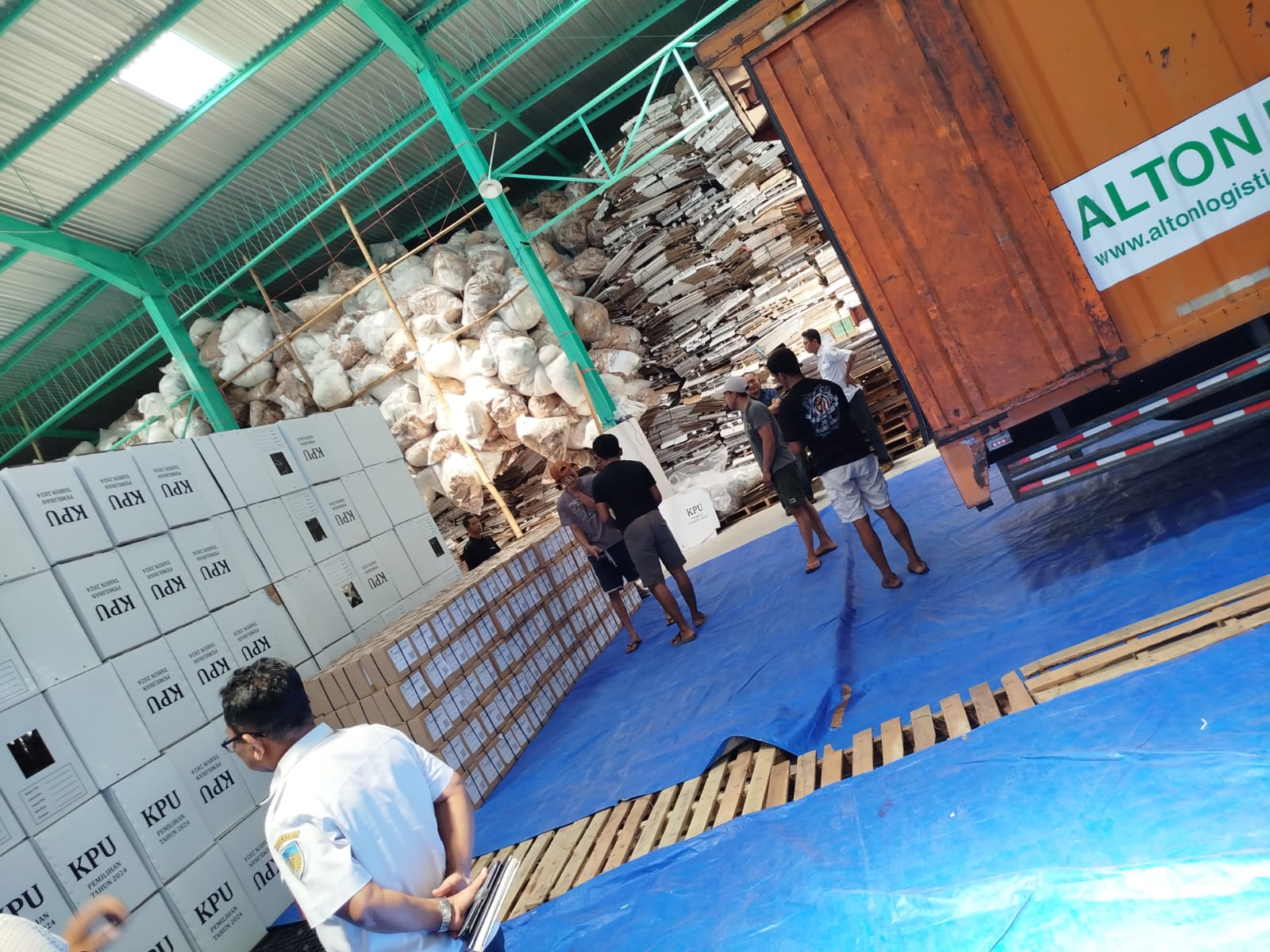 Logistik Pilkada Kabupaten Kediri 2024 Tiba, Proses Sortir dan Pelipatan Surat Suara Dimulai