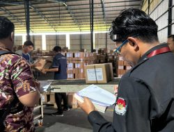 Bawaslu Awasi Distribusi Surat Suara Pilgub Jawa Timur di Blitar, KPU Mulai Proses Sortir