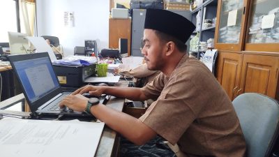 Sambut Hari Santri 2024, ASN dan Masyarakat Ponorogo Kenakan Sarung Ala Santri