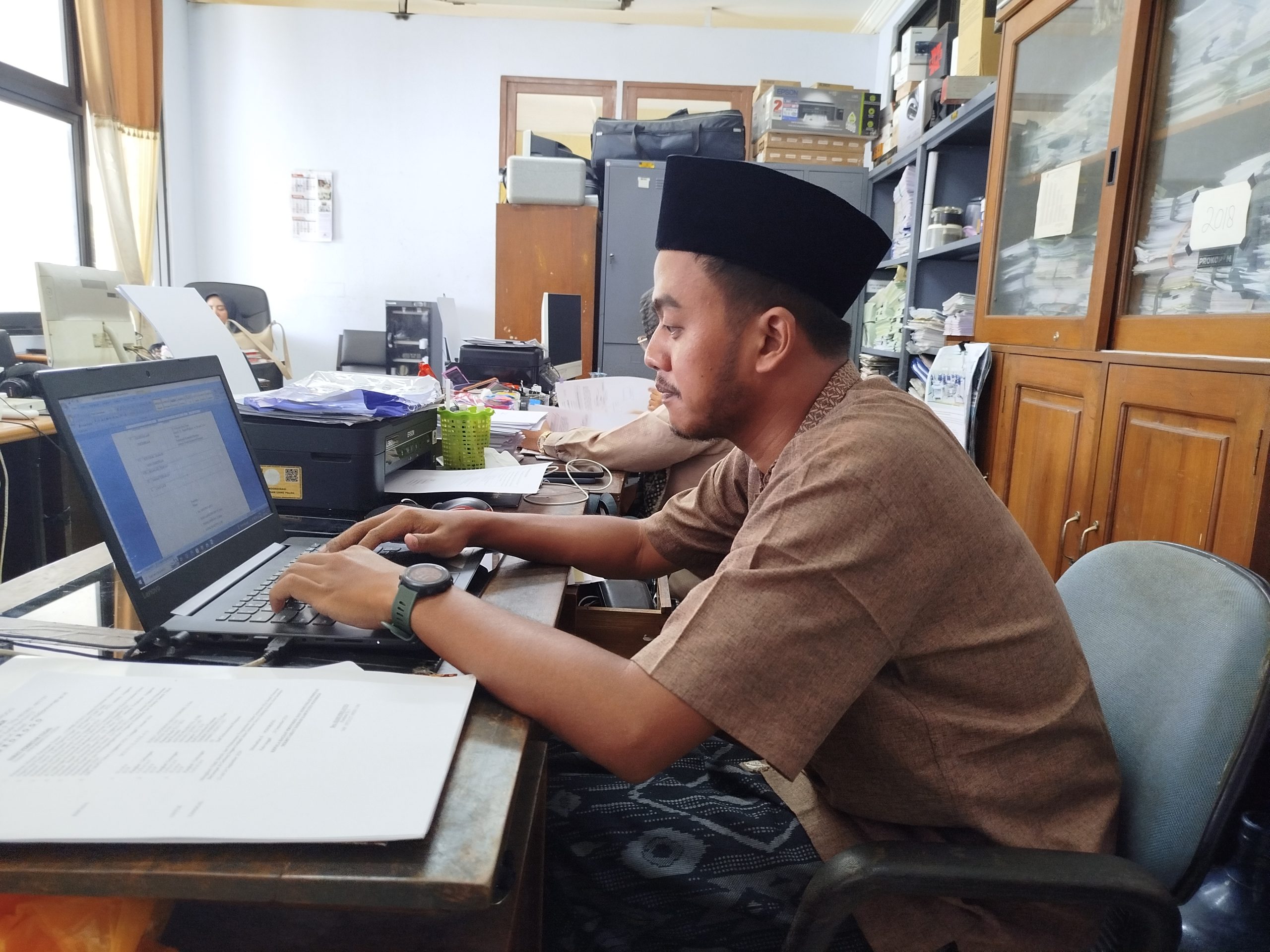 Sambut Hari Santri 2024, ASN dan Masyarakat Ponorogo Kenakan Sarung Ala Santri