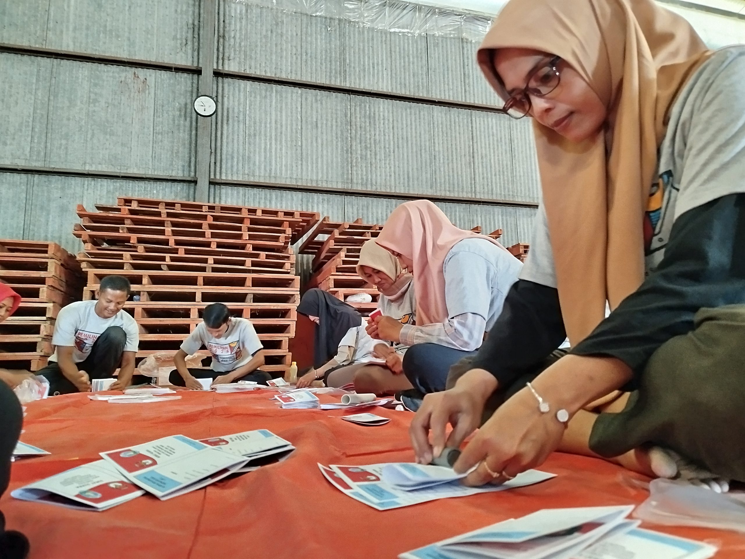 KPU Ponorogo Mulai Sortir dan Lipat Surat Suara untuk Pilbup, Libatkan 140 Petugas Berpengalaman