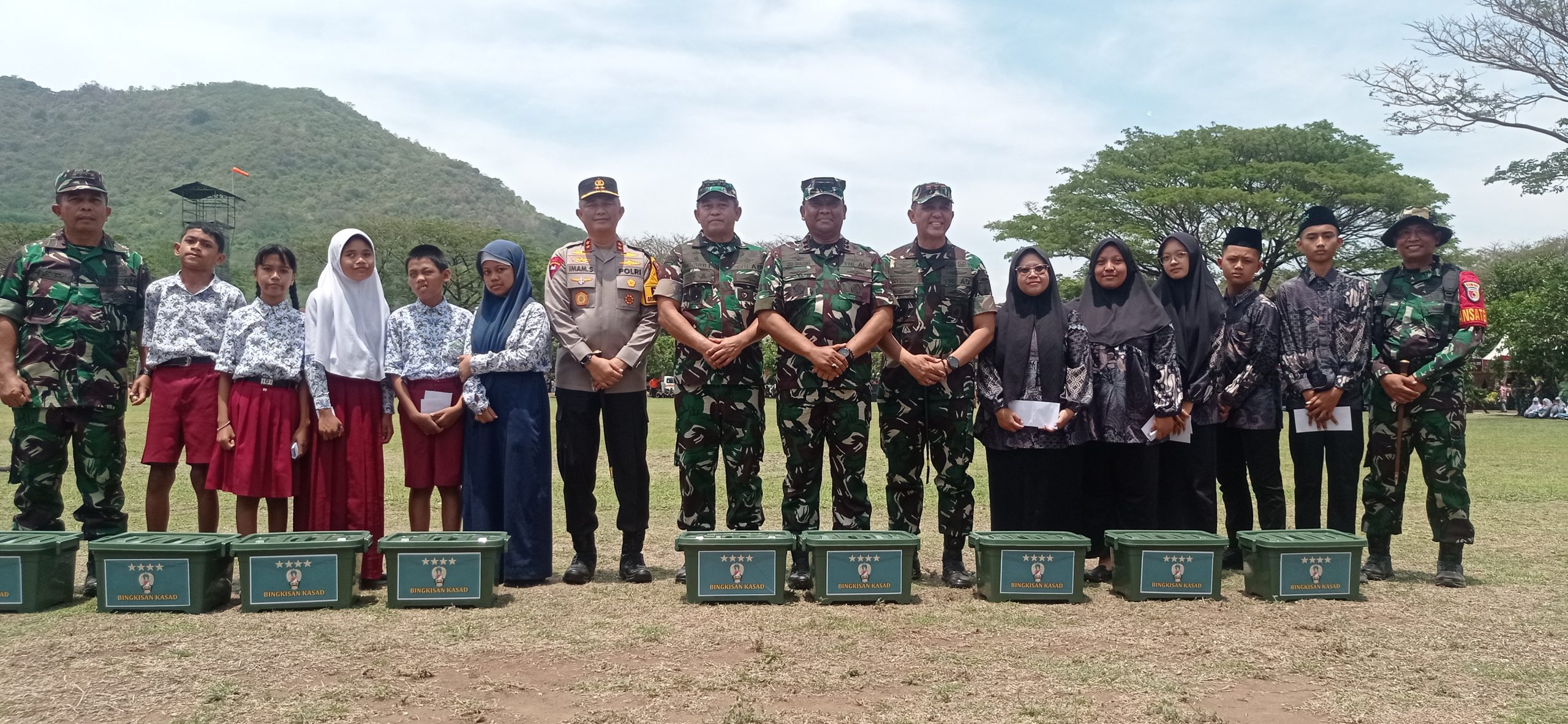 Kasad TNI Beri Bingkisan untuk Anak Disabilitas dan Anak Panti Asuhan di Kediri