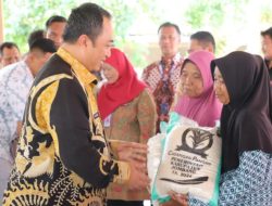 Kemarau Panjang! Pemkab Jombang Salurkan Bantuan Beras Cadangan Pangan ke 897 Keluarga Penerima Manfaat
