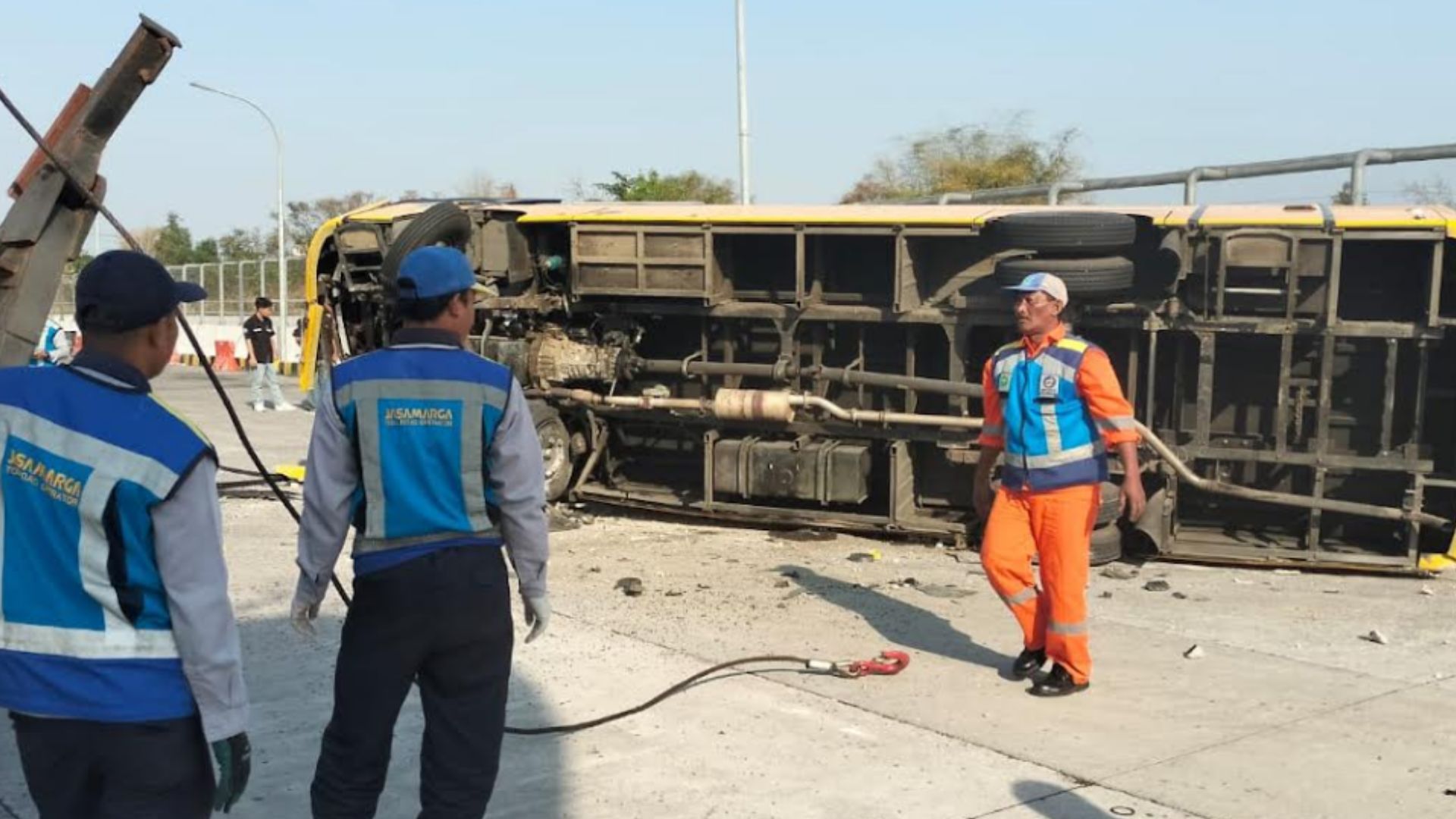 Kesaksian Korban Kecelakaan Bus SMAN 1 Kedungwaru Tulungagung di Jalur Tol Surabaya, Ada Guru yang Telempar ke Luar!