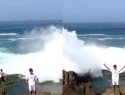 Video Detik-detik Siswa Kampung Inggris Terseret Ombak Pantai Kedungtumpang