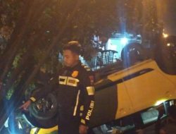 Alami Kecelakaan Tunggal! Mobil Toyota Ayla Terguling di Tulungagung