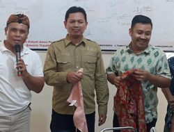 Puluhan Warga Gruduki KPU dan Bawaslu Madiun, Bawakan Pedang Plastik hingga Lipstik