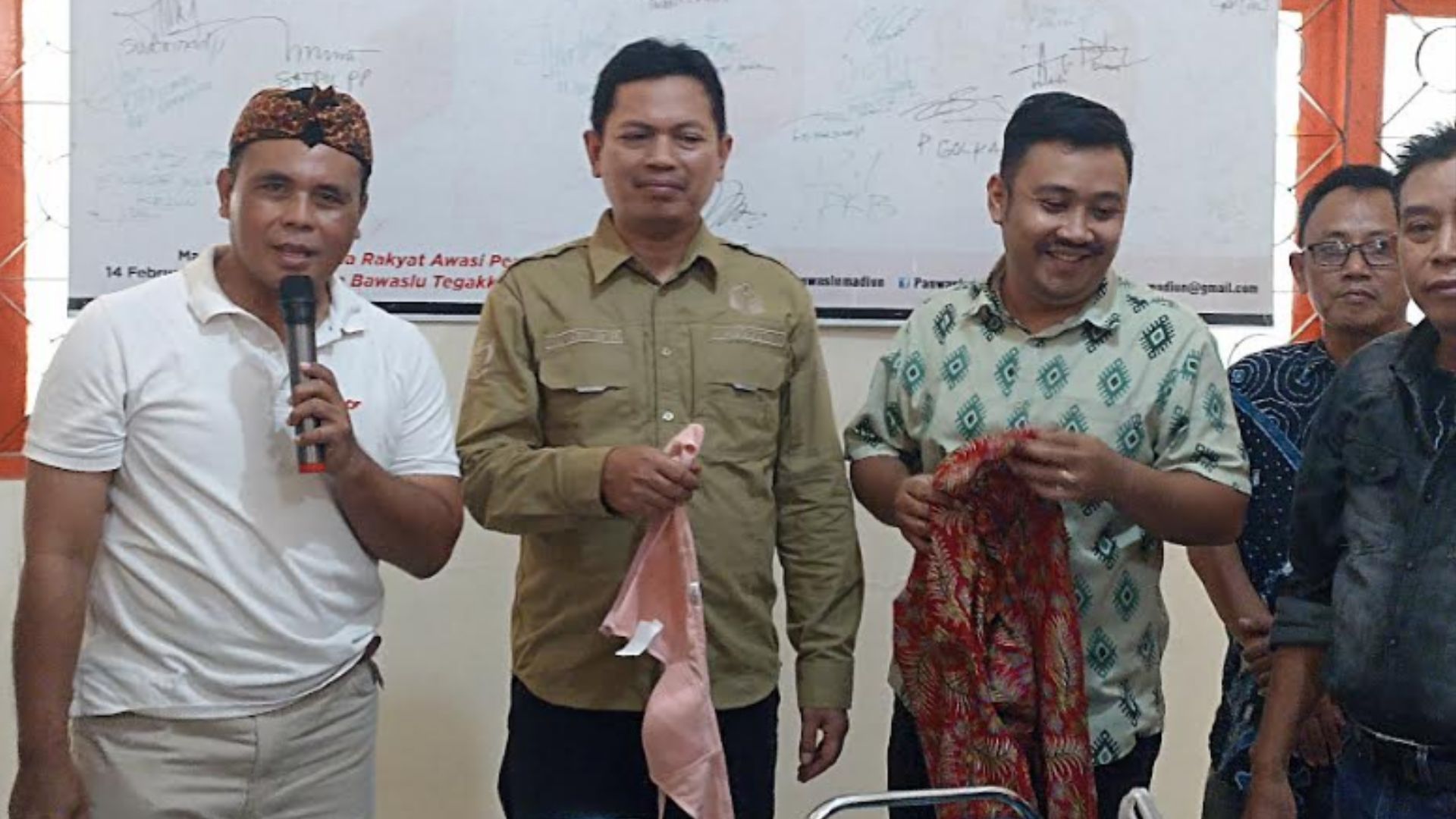 Puluhan Warga Gruduki KPU dan Bawaslu Madiun, Bawakan Pedang Plastik hingga Lipstik