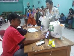 Ribuan KPM di Kelurahan Bandar Lor, Kecamatan Mojoroto Terima Bansos Beras dan Bahan Pangan Tahap Kedua 
