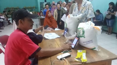 Ribuan KPM di Kelurahan Bandar Lor, Kecamatan Mojoroto Terima Bansos Beras dan Bahan Pangan Tahap Kedua 