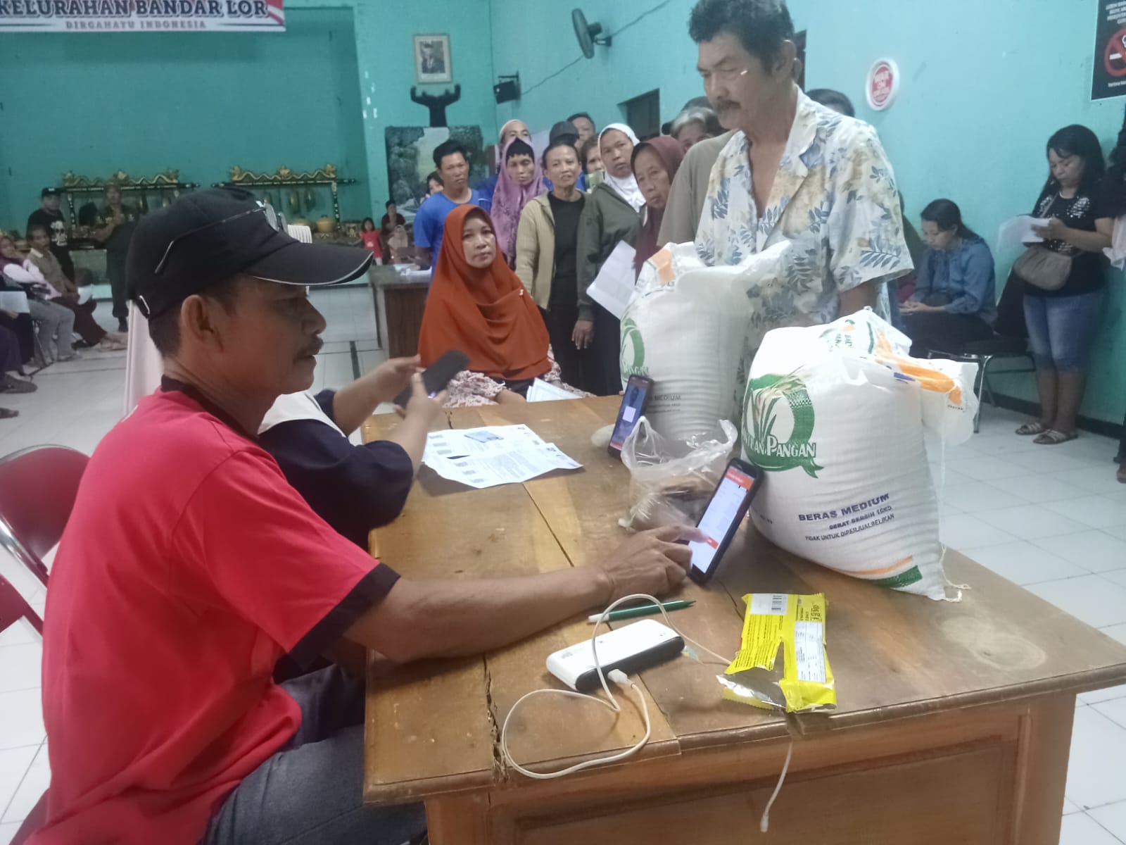 Program Bansos Beras dan Bahan Pangan Tahap Kedua Diberikan kepada 1.093 KPM di Kelurahan Bandar Lor, Kecamatan Mojoroto