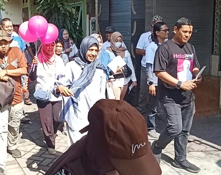 Didampingi suaminya, Mas Abu, Bunda Fey tanpa lelah sapa warga, sampaikan visi-misi FREN