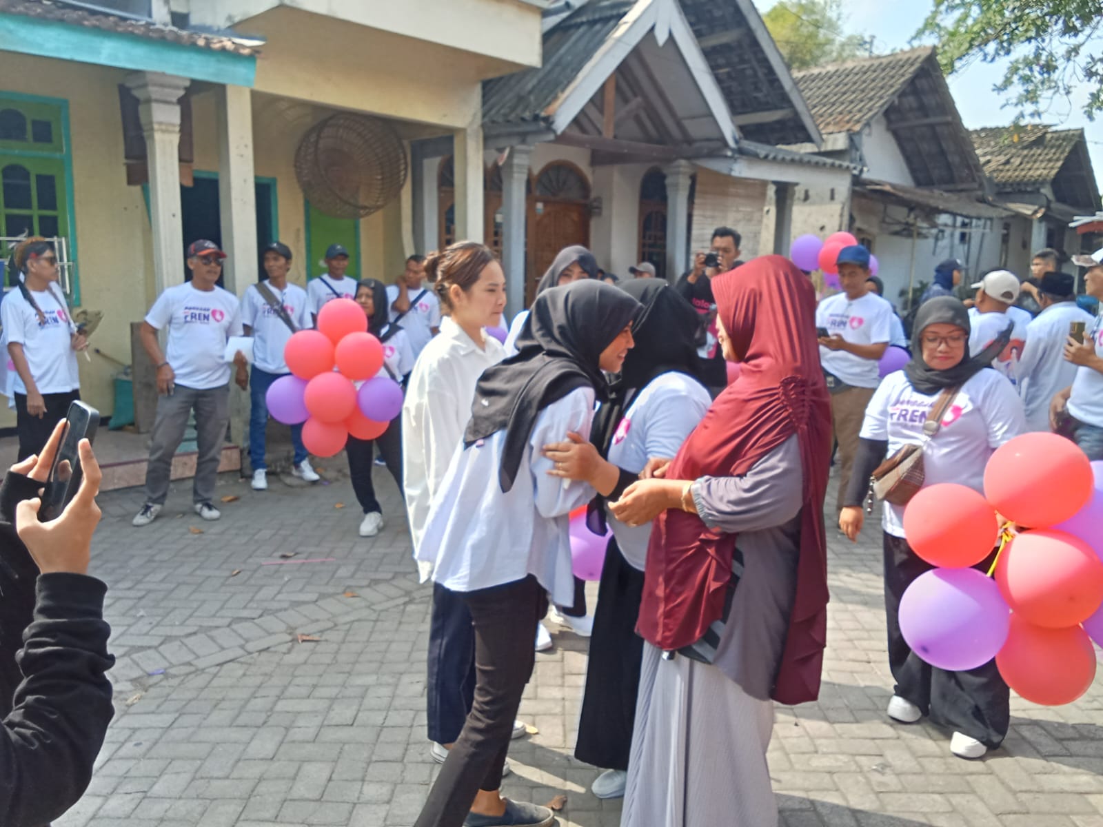 Dekat, Bunda Fey dan Regina saat menyapa warga di Kaliombo