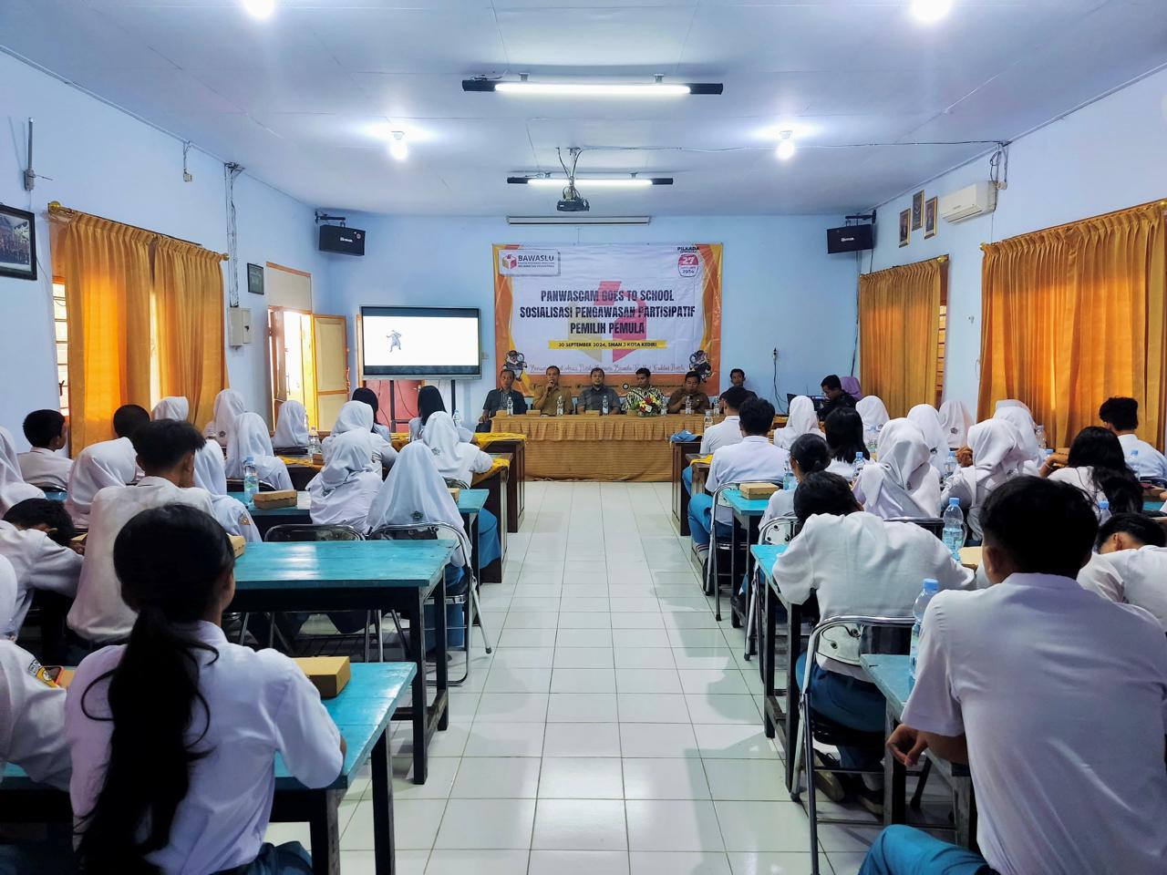 Panwascam Pesantren Goes to School, Mendorong Partisipasi Pemilih Pemula di SMAN 3 Kota Kediri