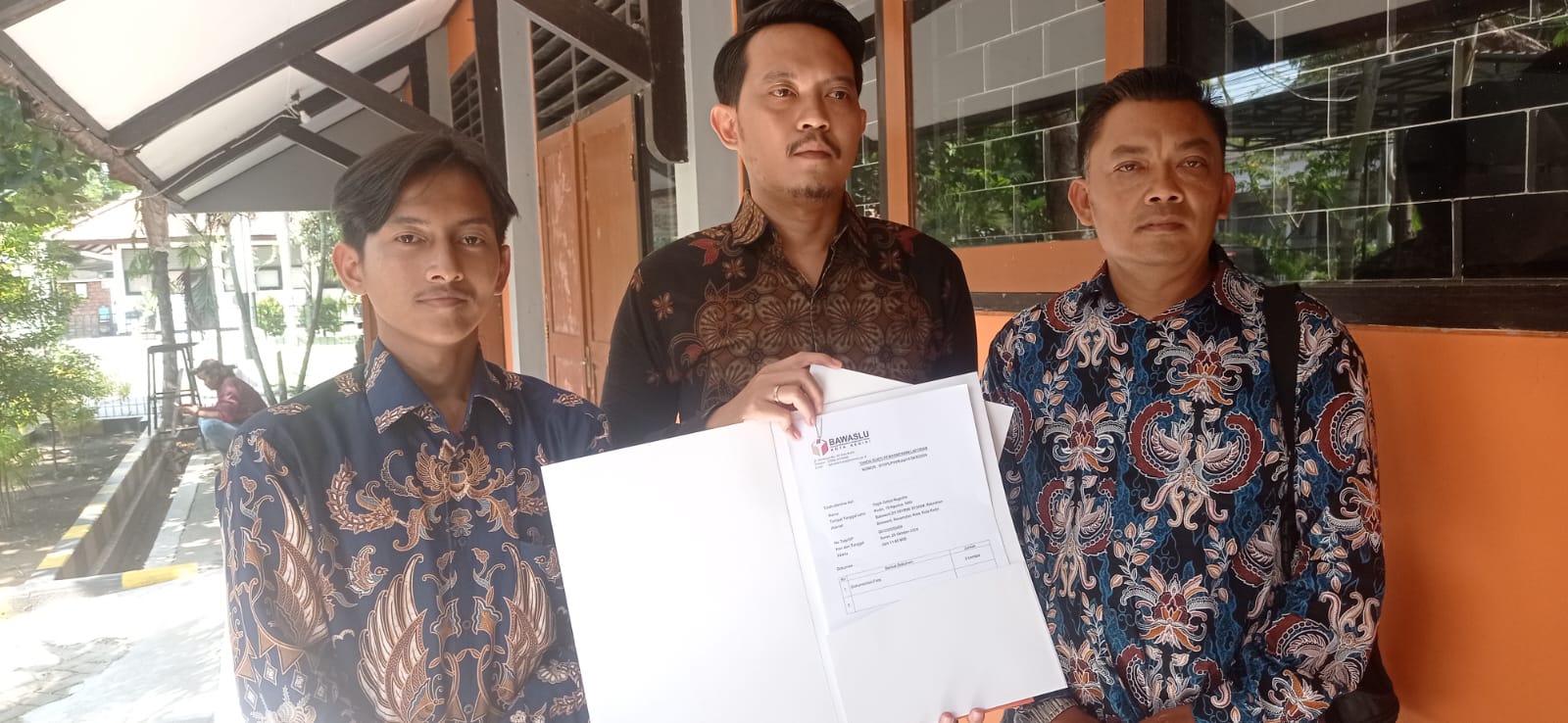 Tim Hukum Paslon Nomor Urut 2 Laporkan Dugaan Pelanggaran APK ke Bawaslu Kediri